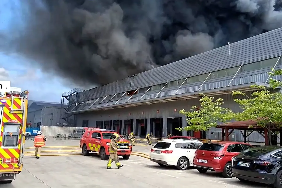 Enorme incendio en una nave de la empresa Honda en Santa Perpétua (Barcelona)