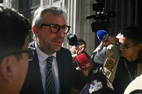 La Fiscalía peruana reclama la detención de Corvetto, jefe del ente electoral, tras su renuncia