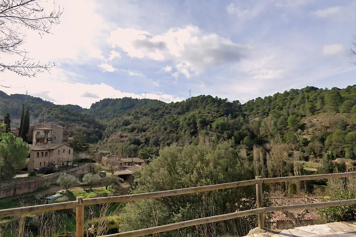 El pueblo medieval más bonito de Cataluña está en el Valle de Montcau: antiguos molinos de aceite, fuentes y rutas de senderismo con el agua como protagonista
