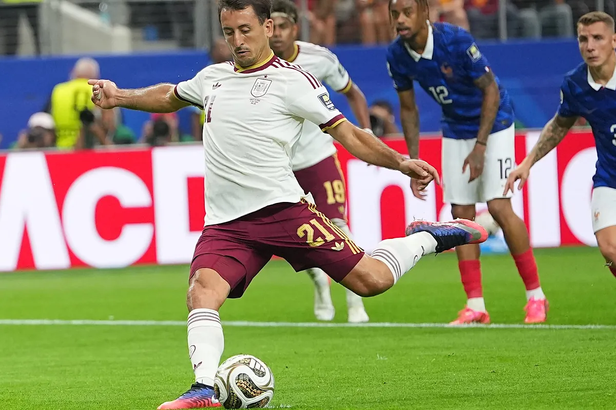 Mikel Oyarzabal anota el primer y espectacular gol con un penalti en el Francia 0-2 España del Mundial 2026