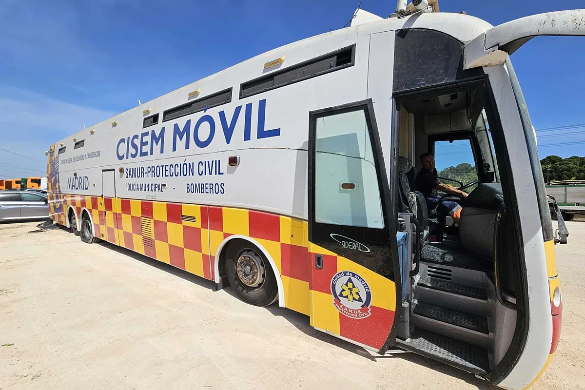 La última subasta de los vehículos de Cibeles: cómo aspirar a un 'megabús' de 10 metros (y con sala de crisis) por 3.000 euros, motos por 90... o incluso un túnel de lavado desde 2.000