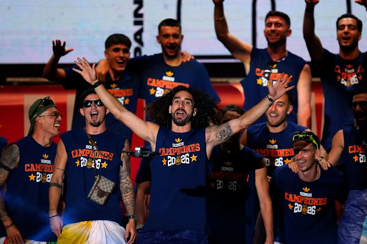 El show de Cucurella dándolo todo en la celebración en Cibeles por el Mundial
