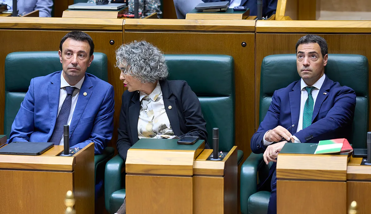 El lehendakari Pradales afea a sus consejeros socialistas el meme del piscinazo de Aitor Esteban y desempolva su "pacto ético"