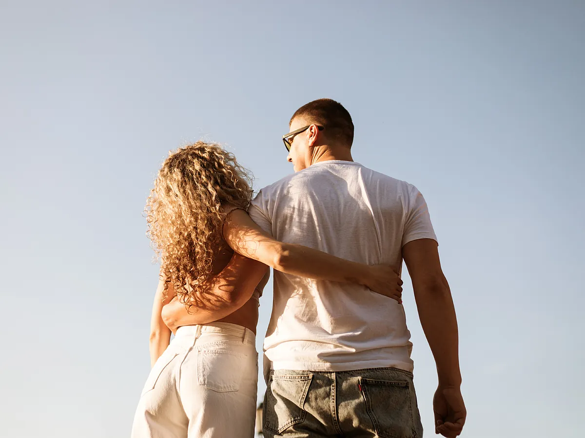 Ni tú eres una intensa, ni él es frío: lo que os diferencia es vuestro estilo de apego en el amor