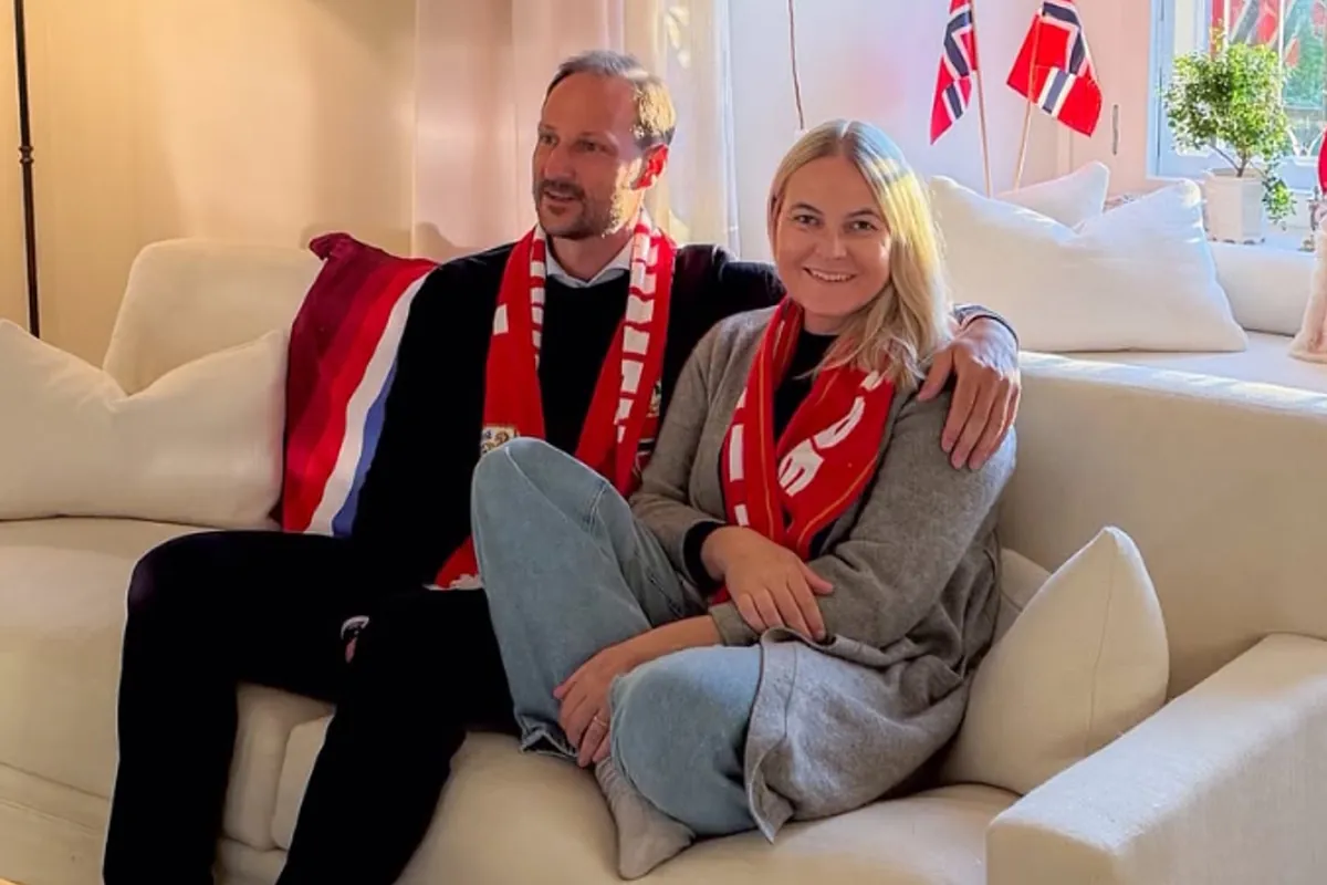 La histórica noche de la familia real de Noruega: del esperado regreso de Mette-Marit tras el trasplante al abrazo viral de Ingrid con Haaland sin camiseta