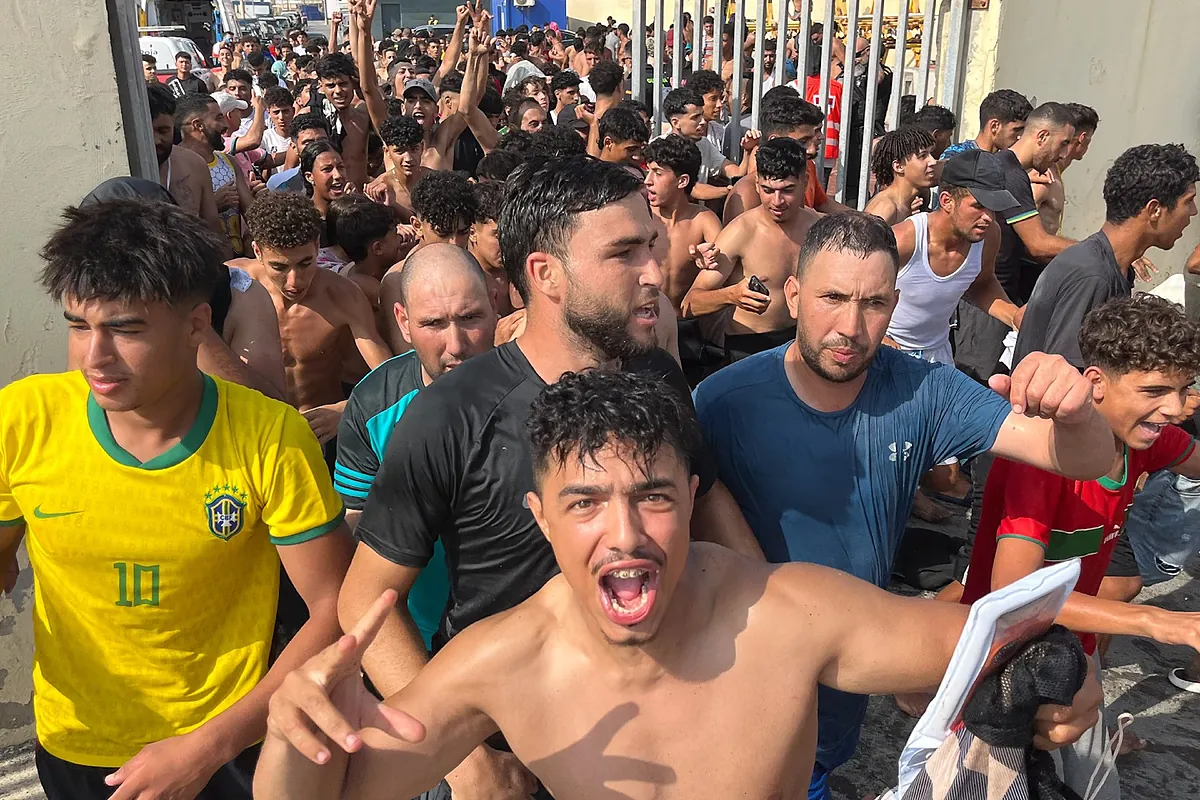 Brutal avalancha de inmigrantes cruzando a Ceuta desde Marruecos