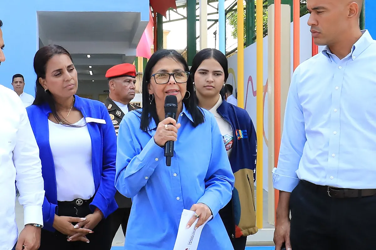 Delcy responde a la fake wikipedia de Trump donde dice ser el presidente de Venezuela