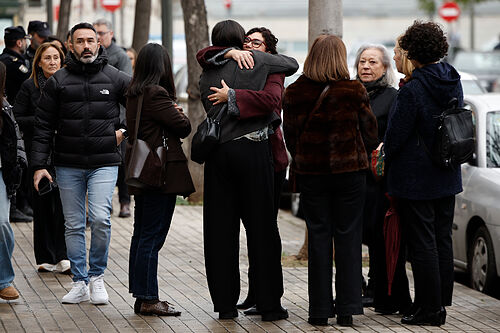 La familia del naufragio en Indonesia da el �ltimo adi�s a los fallecidos  con "dolor inmenso" y "paz"