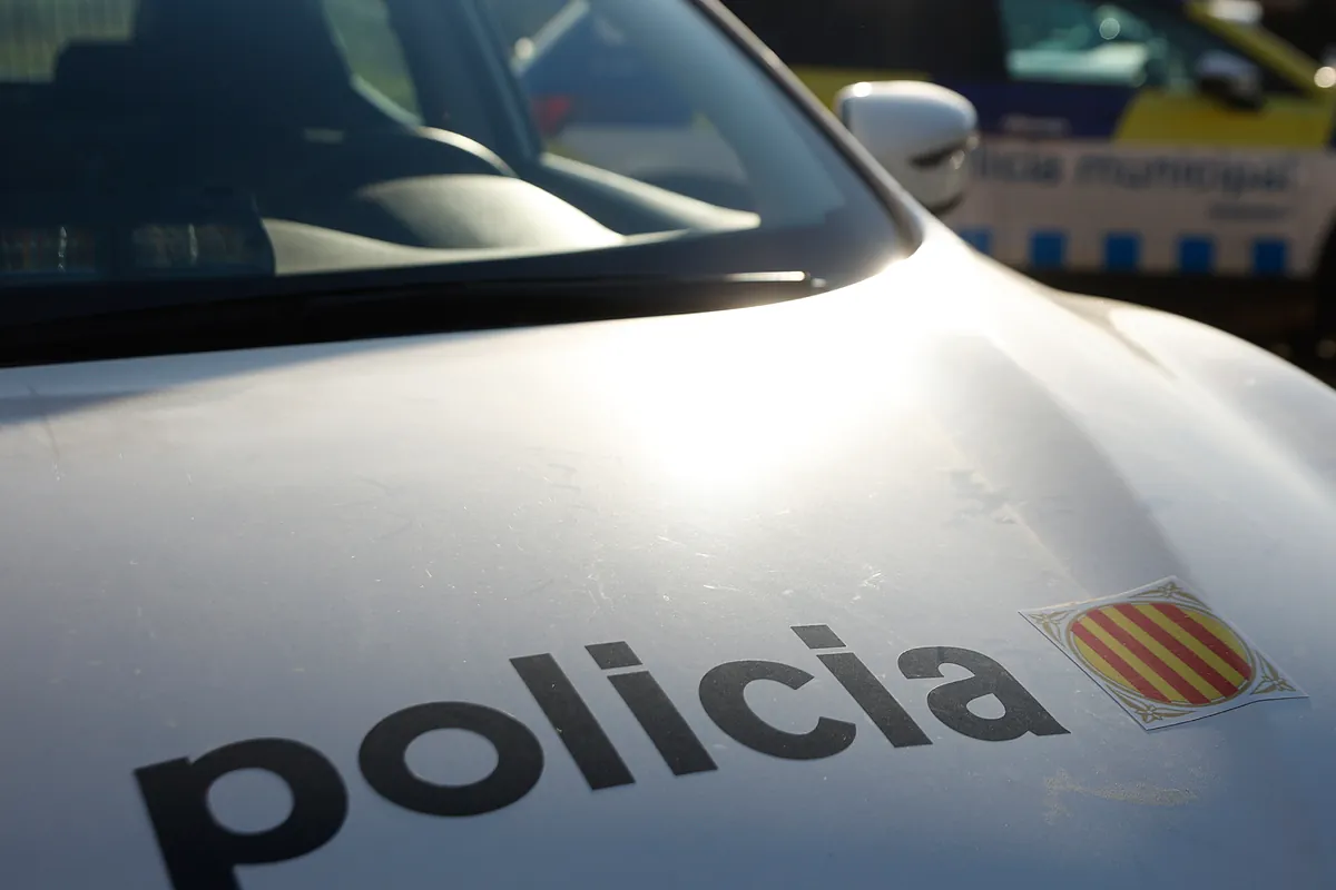 Detienen a tres policías canadienses por una agresión sexual a una prostituta en un taxi en Barcelona