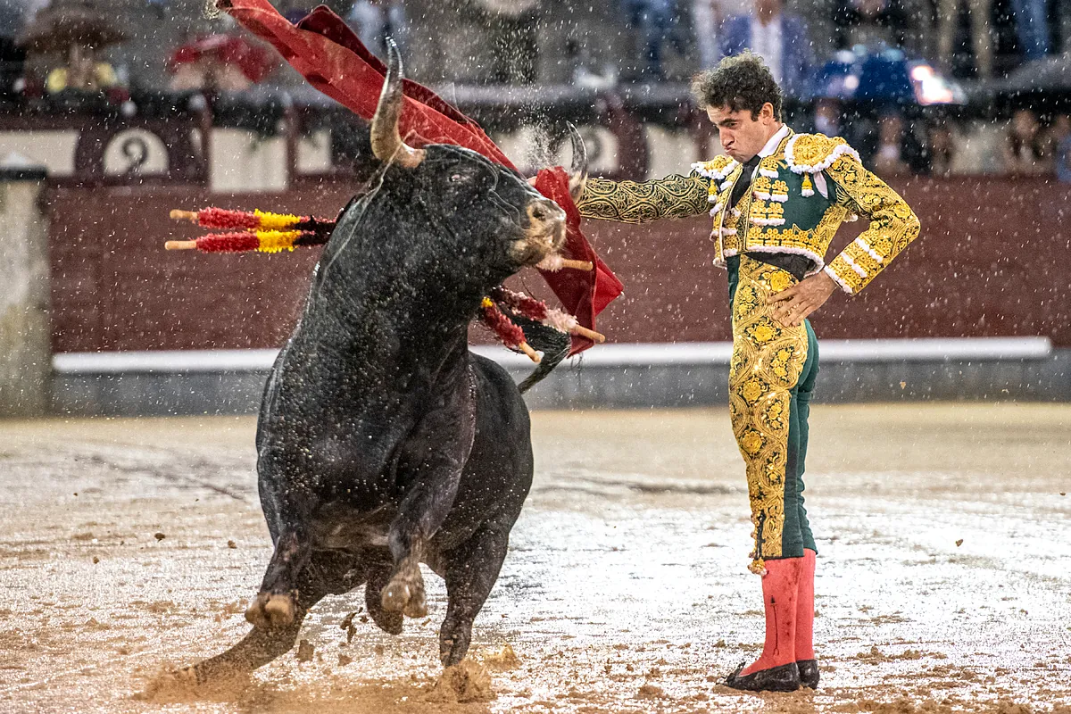 Tarde de héroes en Las Ventas: Víctor Hernández entierra su pureza y el triunfo en el barro con una mala espada