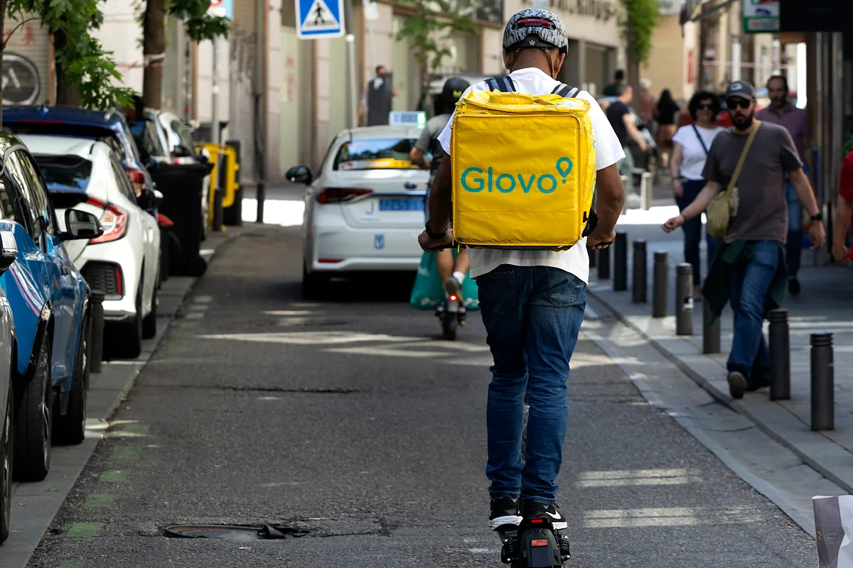 El Gobierno fija en 15 años la edad mínima para el patinete eléctrico y multas de 200 euros para los 'riders' que no lleven casco o chaleco reflectante