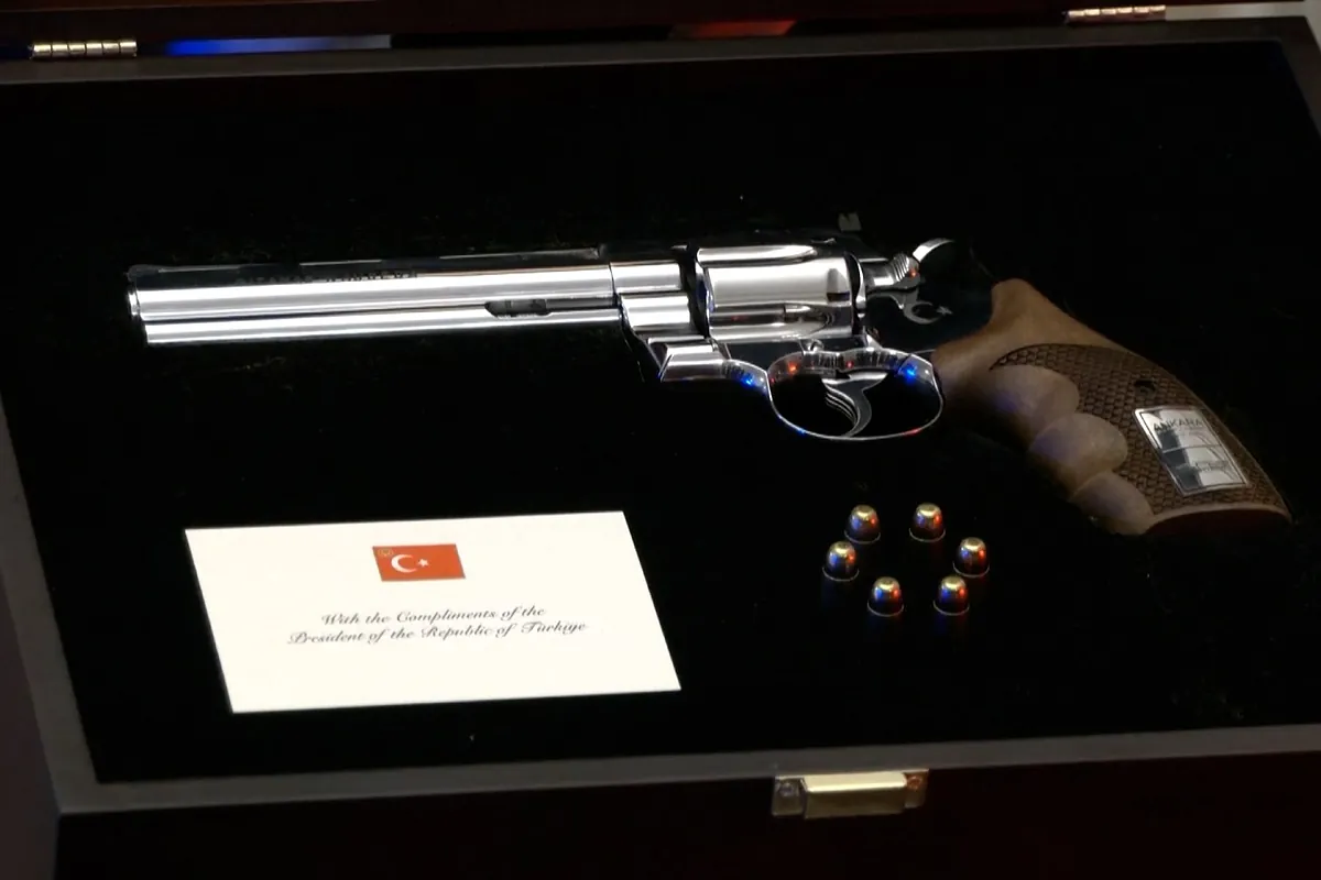 Así es el revolver que Erdogán entregó a cada líder tras la cumbre de la OTAN