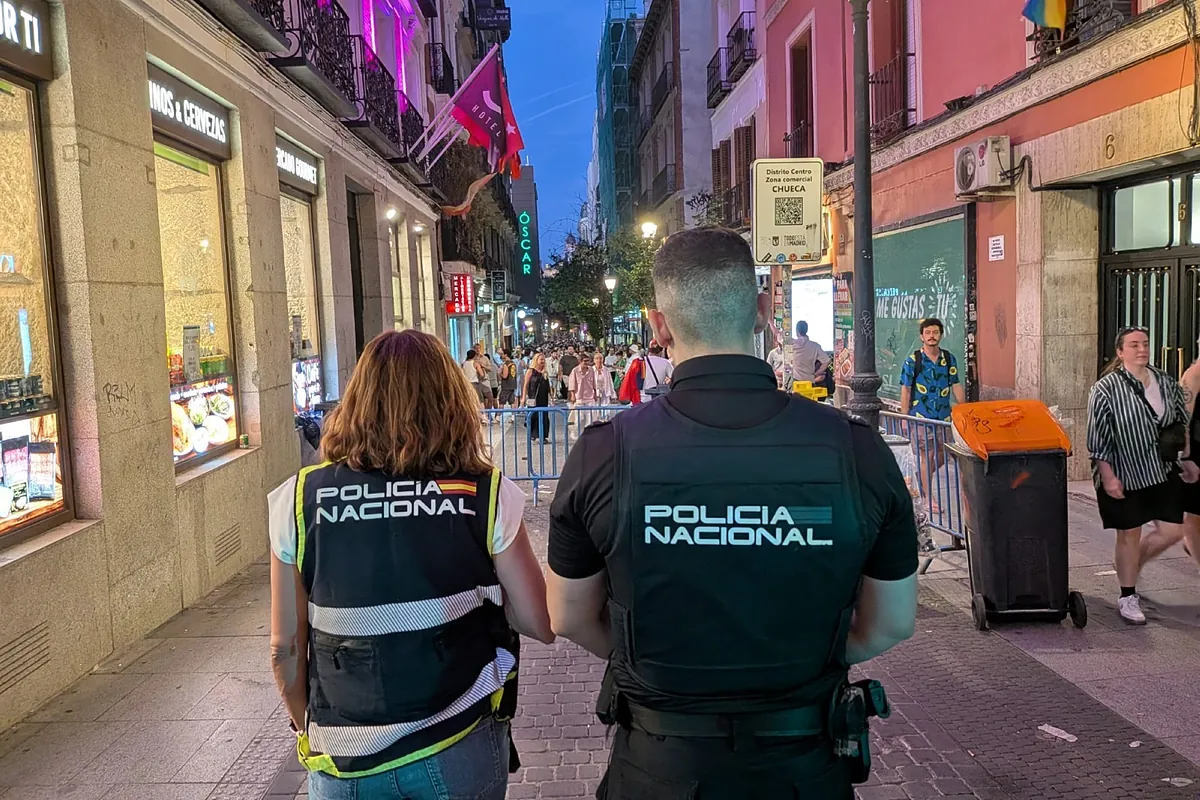 Una noche con los policías que vigilan el Orgullo: "Nuestro trabajo es que la gente disfrute sin darse cuenta de que estamos"