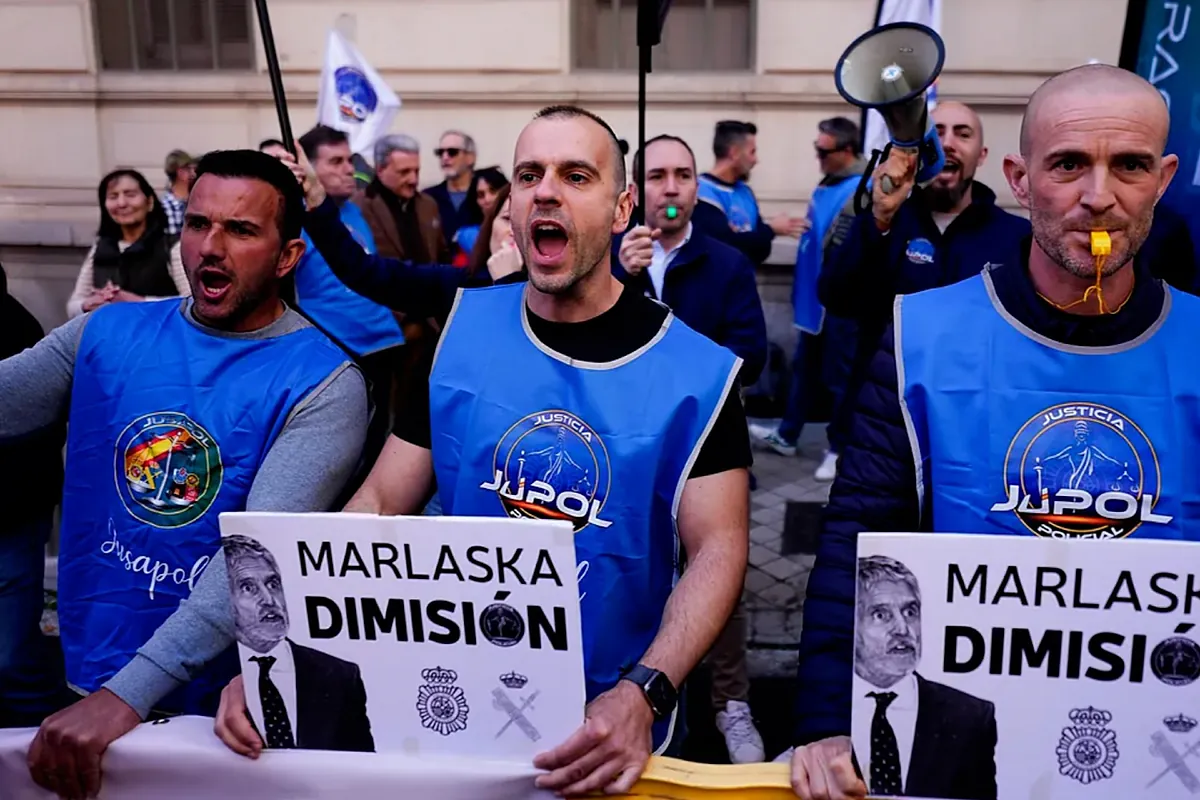 Policías y guardias civiles piden la dimisión de Marlaska frente al Ministerio del Interior