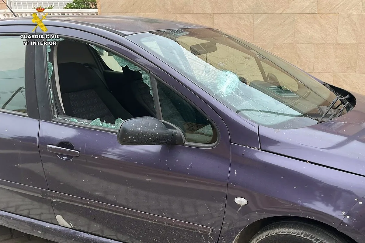 Un prófugo, armado con un cuchillo, trata de atropellar a un guardia civil en su huida en Almería