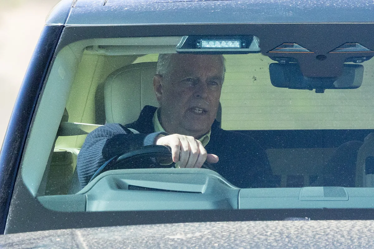La escapada de fin de semana del expríncipe Andrés a Francia con un millonario anfitrión árabe: jet privado, caballos y petanca