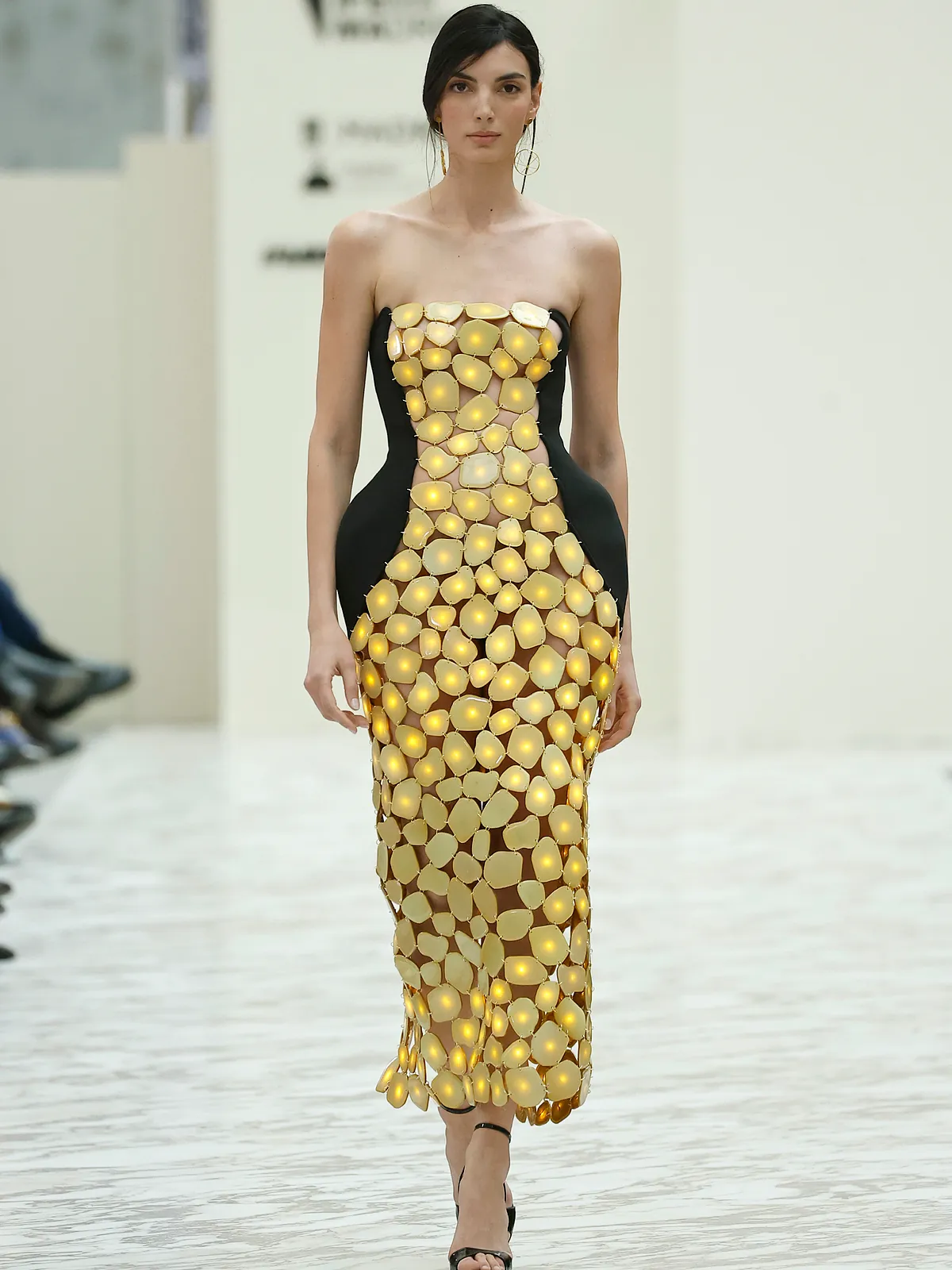 Mercedes-Benz Fashion Week 2026: con caderas voluminosas y chaquetas con virguerías técnicas, la moda en Madrid se pone de acuerdo para vestir a la mujer de carne y hueso