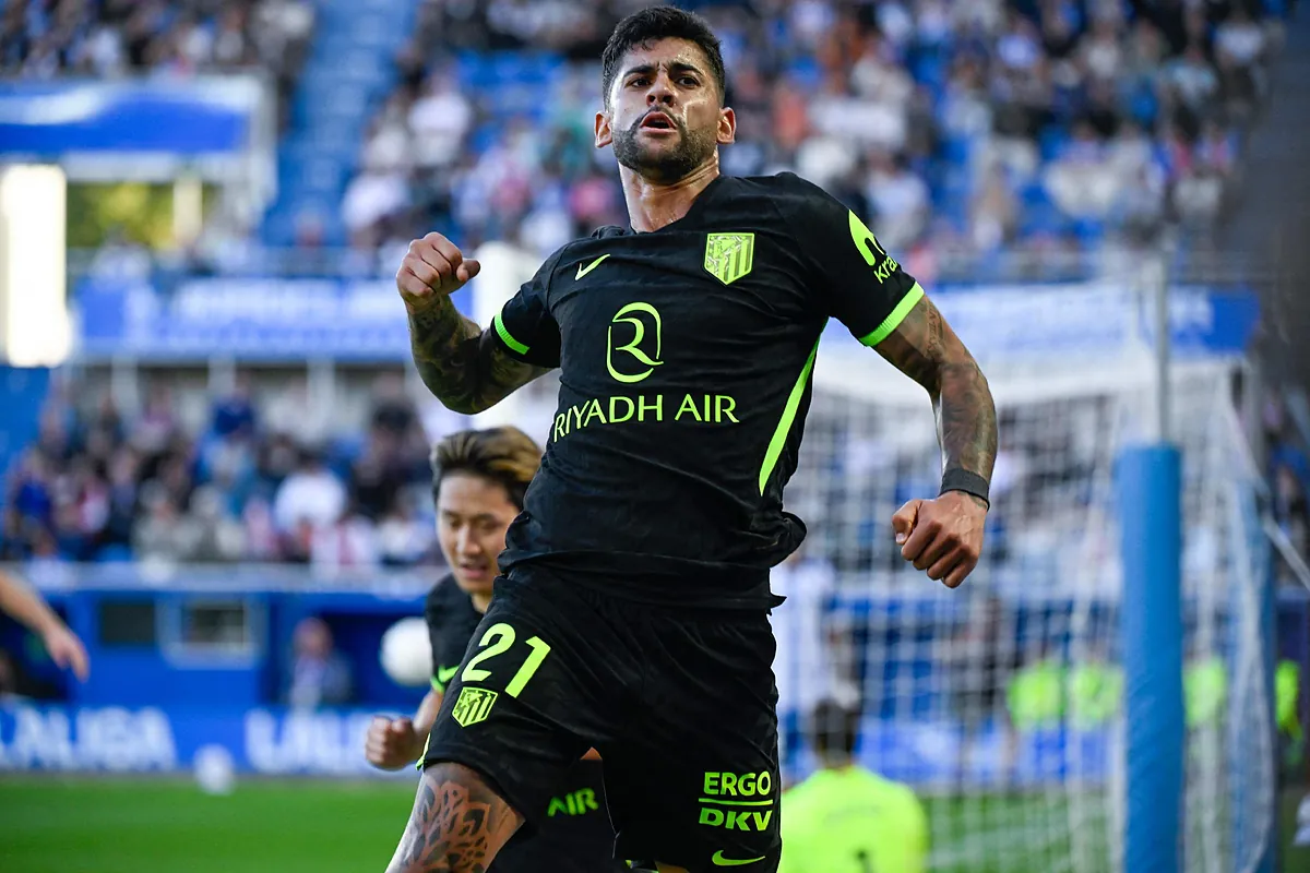El Cuti Romero da la victoria al Atlético ante un Alavés que se quedó con 10