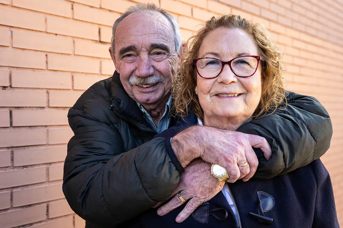 Bodas de oro colectivas para homenajear a los mayores: "Después de 50 años juntos seguimos durmiendo haciendo la cucharita"