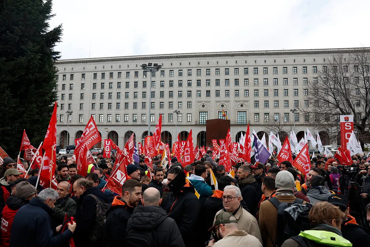 Masiva protesta de trabajadores de Renfe y Adif ante el Ministerio de Transportes de Óscar Puente: "Hace falta más inversión"