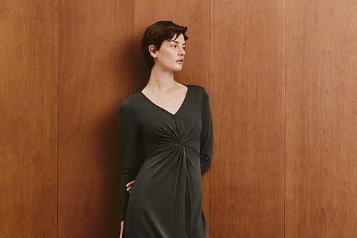 Los 9 preciosos y elegantes vestidos de las rebajas de enero de El Corte Ingl�s que mejor sientan a partir de los 40 y elevan cualquier cena de amigas