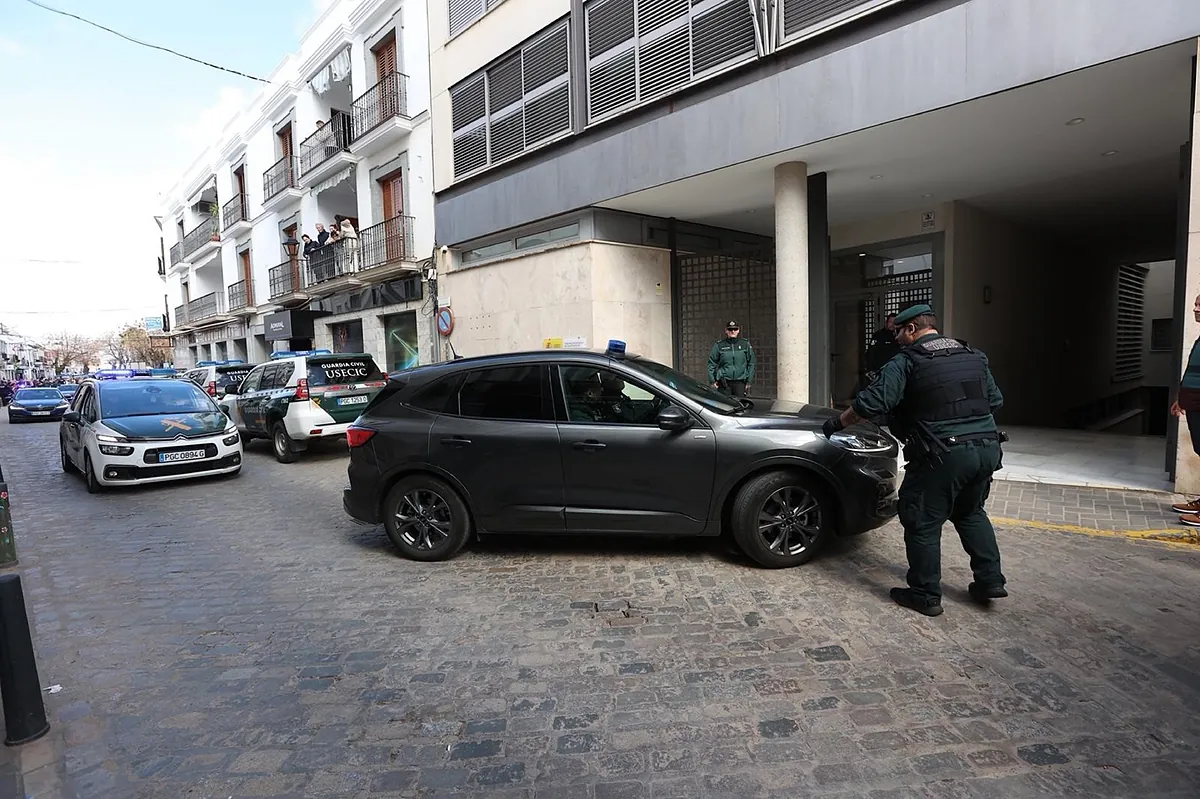 Abucheos y fuerte despliegue policial en la llegada a los juzgados de los hermanos detenidos por la muerte de Francisca Cadenas