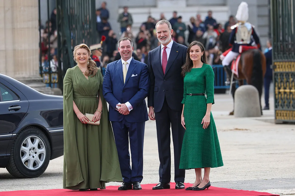 Abrazos, condecoraciones y un almuerzo de gala: los Reyes Felipe y Letizia se vuelcan con Guillermo y Stephanie de Luxemburgo