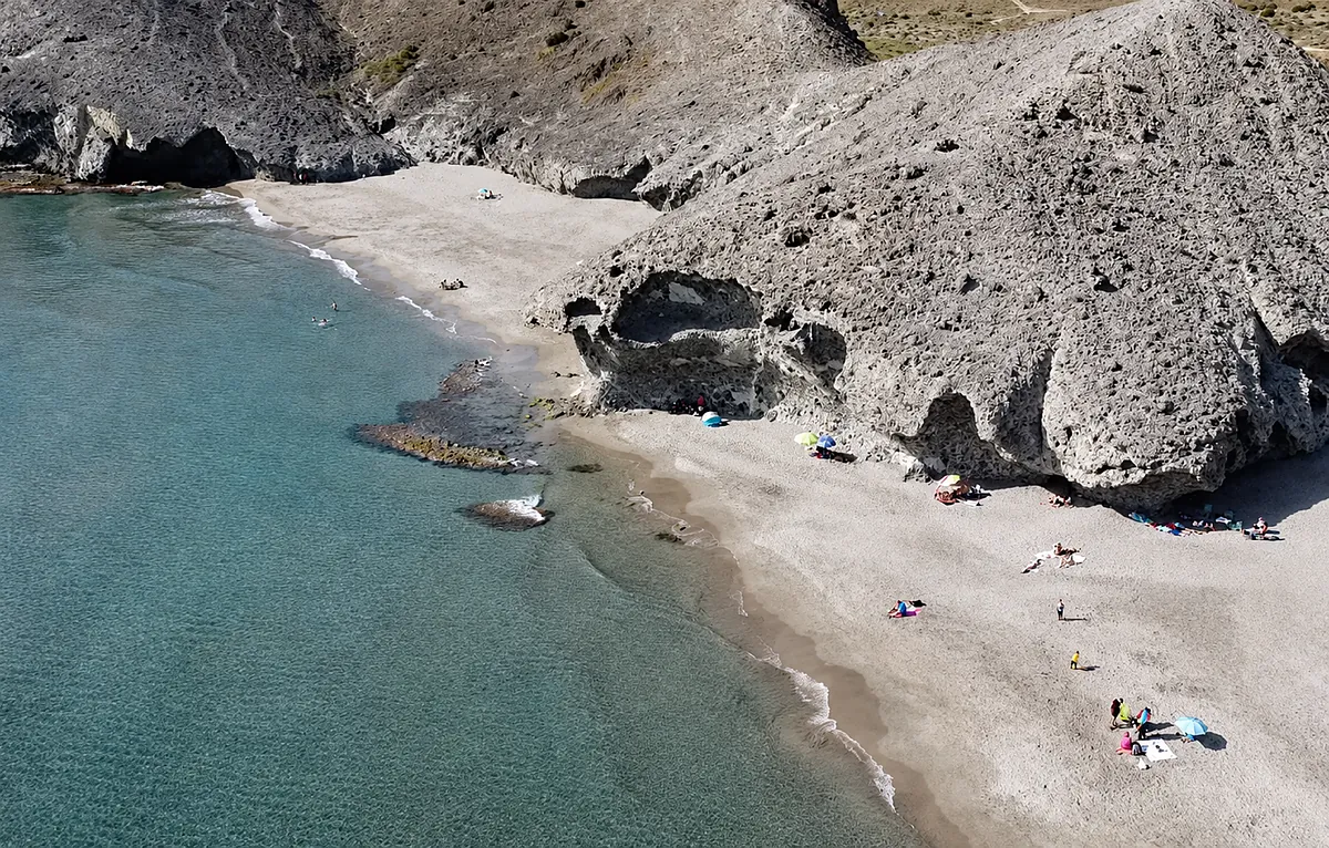 Parecen sacadas de Canarias, pero las tres mejores playas volcánicas están en Almería