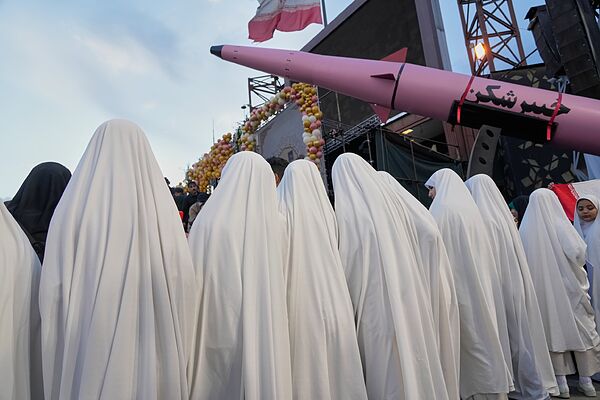 Un grupo de mujeres iraníes observa un misil en Teherán.