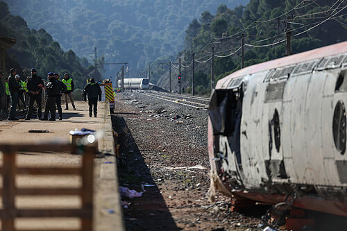 Renfe dice ahora que tuvo conocimiento y comunic� inmediatamente a Emergencias el accidente del Alvia y a las 20:01 especific� que estaban implicados dos trenes