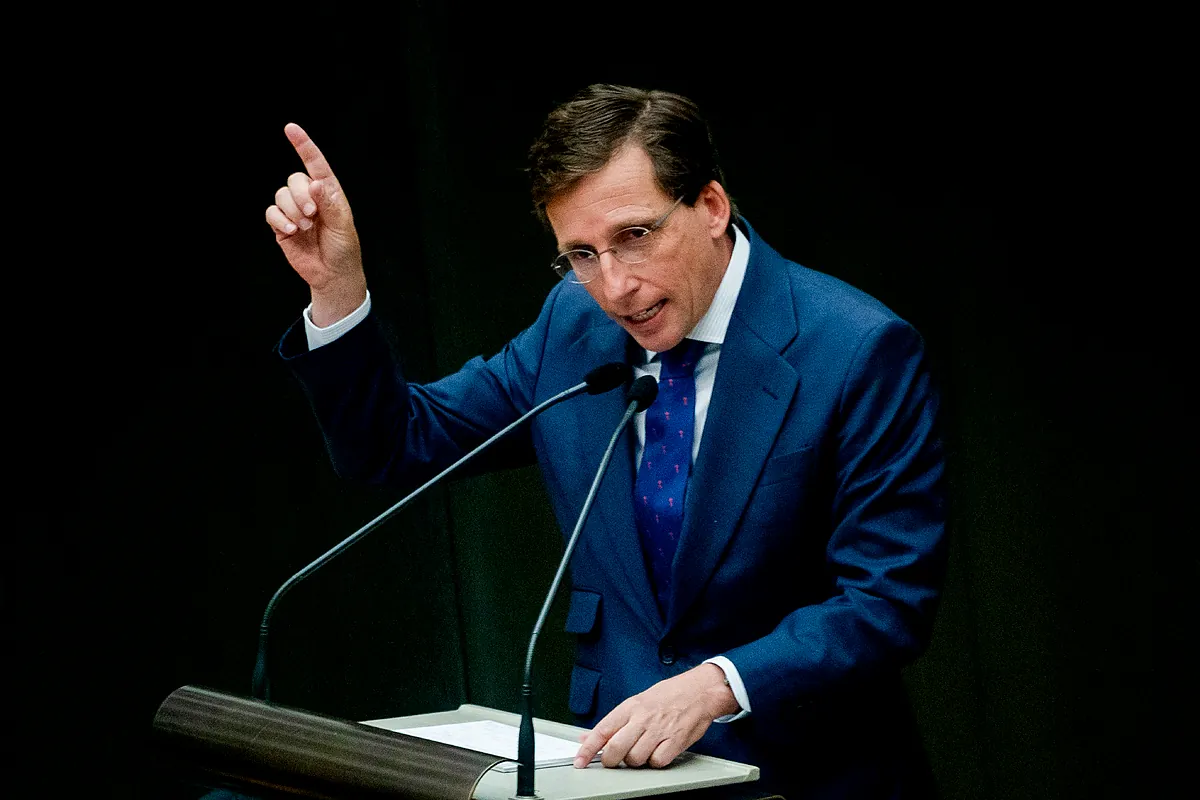 Almeida anuncia el 'desbloqueo' de la operación Campamento en el acalorado último gran debate (más de tres horas) de la legislatura: "Su faro moral es un contrabandista imputado por un juzgado"