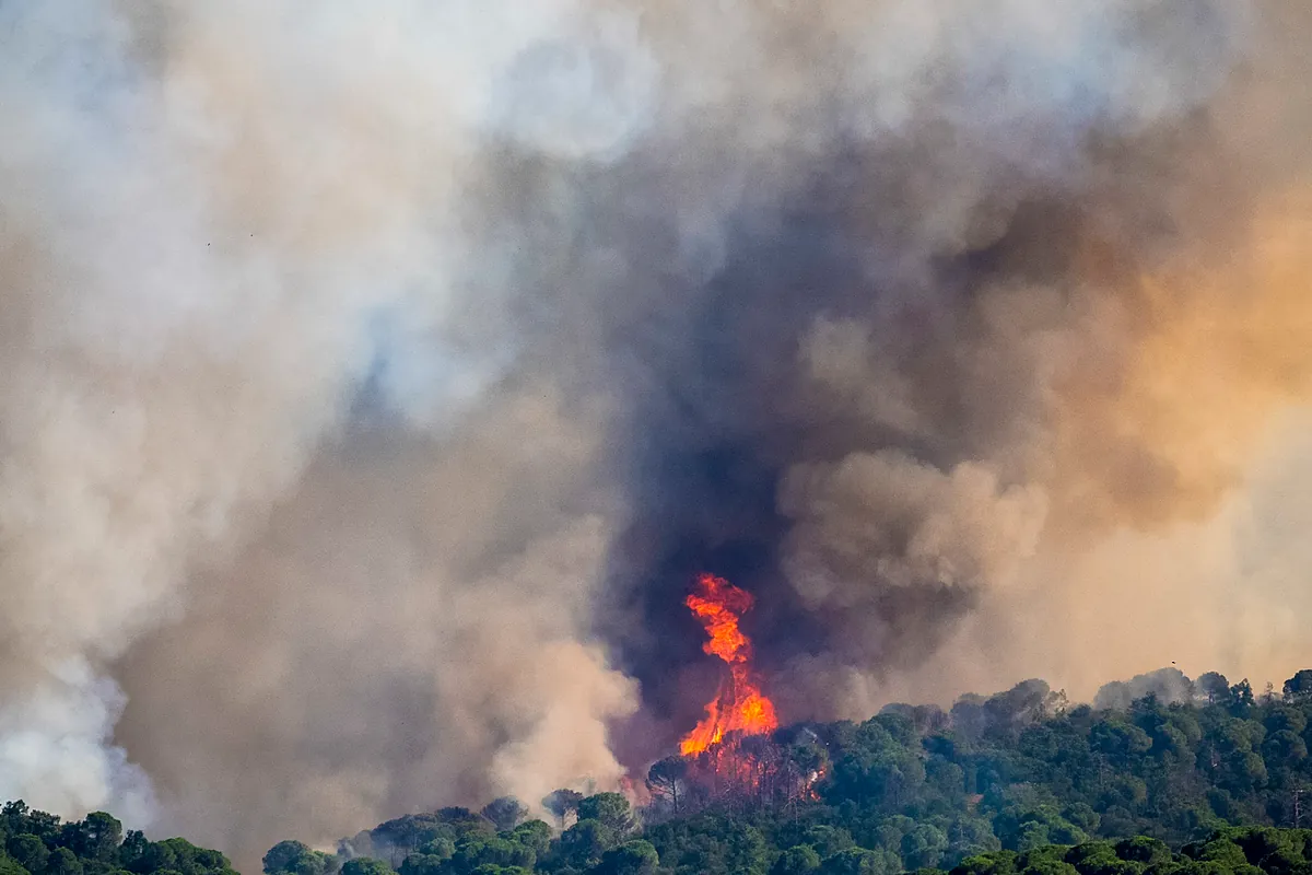 El incendio de Les Gavarres (Girona) quema una casa en una urbanización de Calonge y alcanza una masía sin heridos