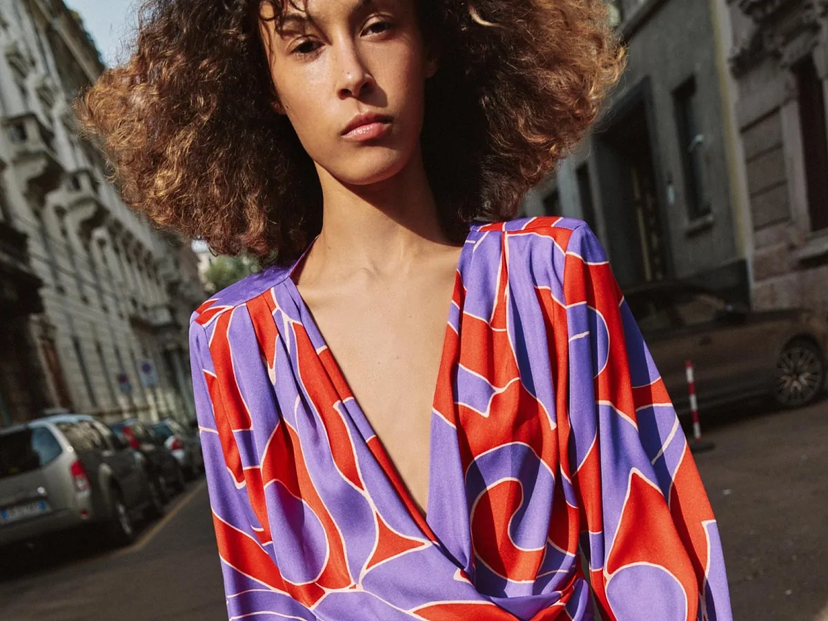 Acaban de llegar a Zara estas novedades con sabor a primavera: camisas satinadas, faldas de volantes, chalecos, pantalones cargo y blazers con hombreras