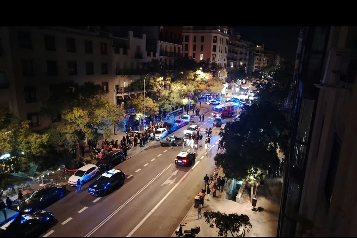 Abandona su coche y huye a pie tras una persecución policial y chocar contra varios vehículos en Retiro: su acompañante resulta herida y detenida