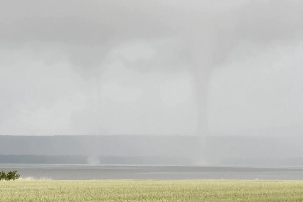 Graba un tornado doble simultáneo atravesando unos lagos y campos en Suecia