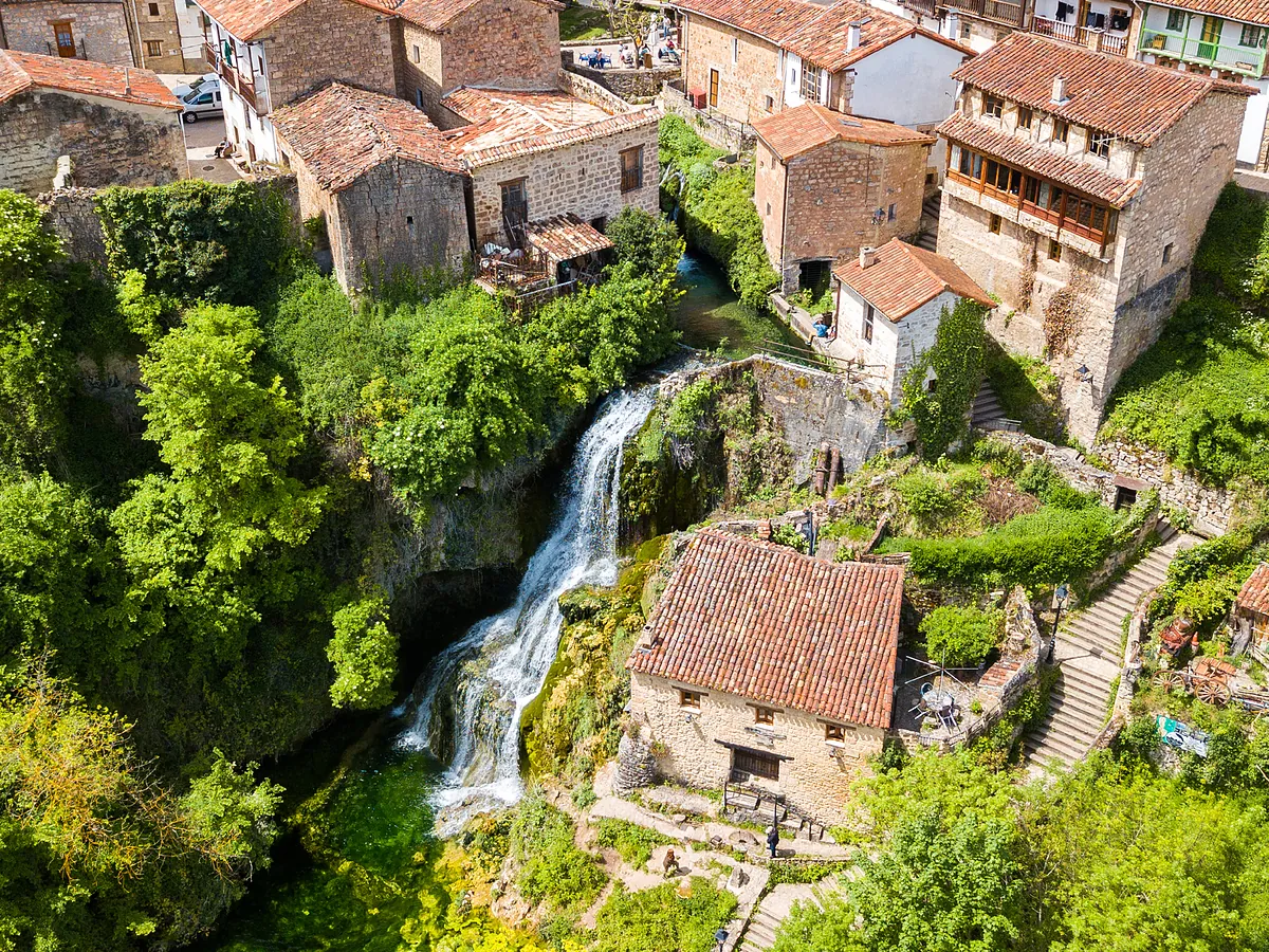 De cascadas imposibles a fiordos secretos: 15 razones para perderse por Burgos este verano