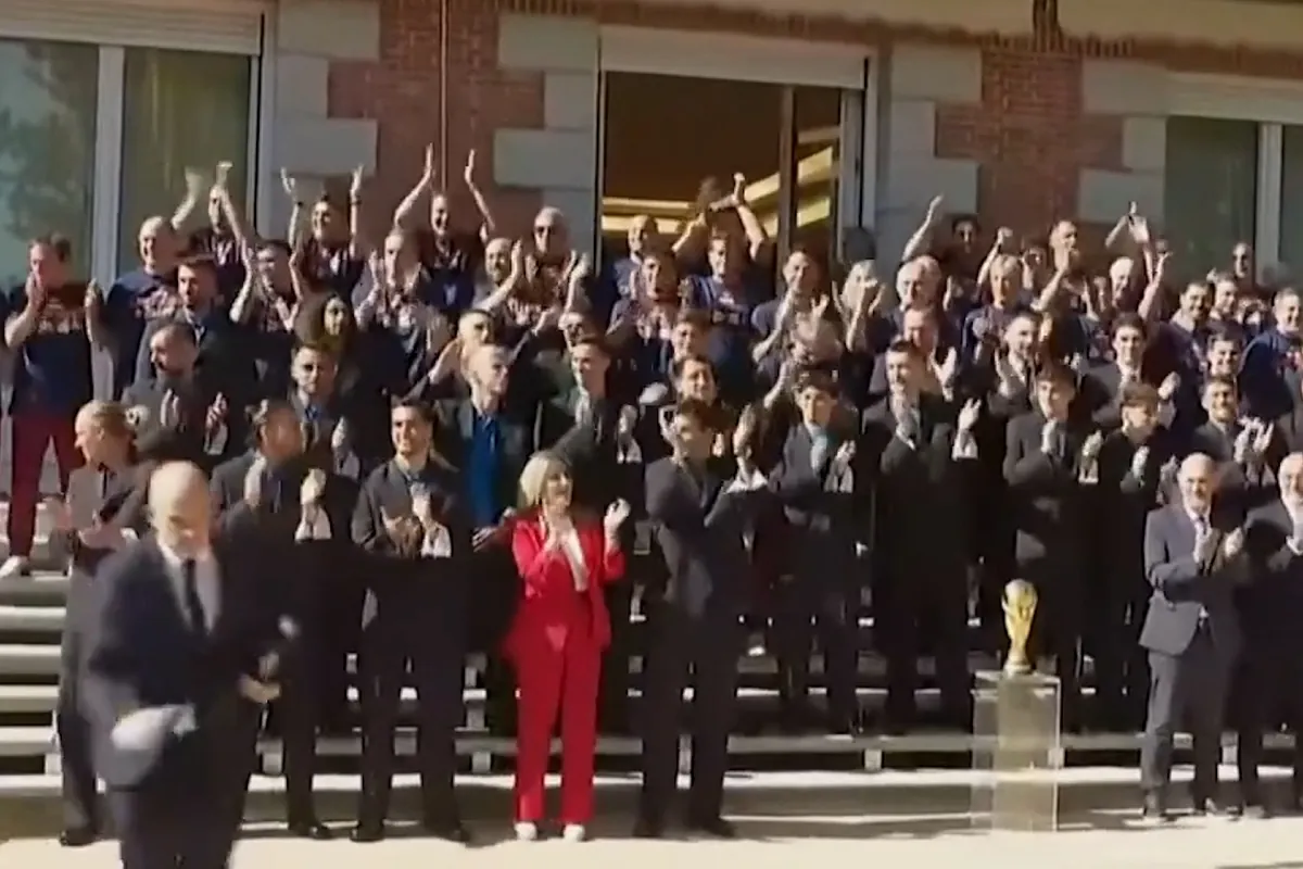 Cucurella aúpa a la Selección durante el posado de la foto oficial con la Familia Real: ¡Viva España!