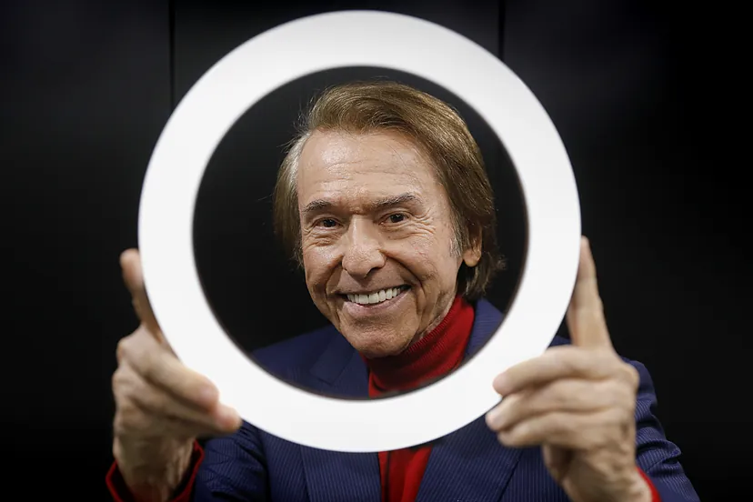 Raphael: "A mí nadie me llama abuelo; mis nietos me llaman Raphael, como  todo el mundo" | Música