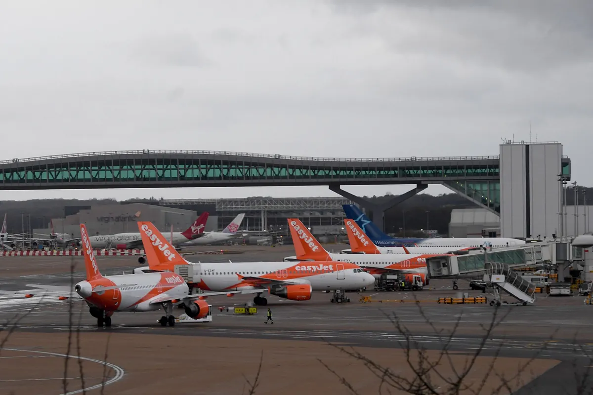 Un fallo técnico en el control de tráfico aéreo provoca más de 400 vuelos cancelados en Reino Unido