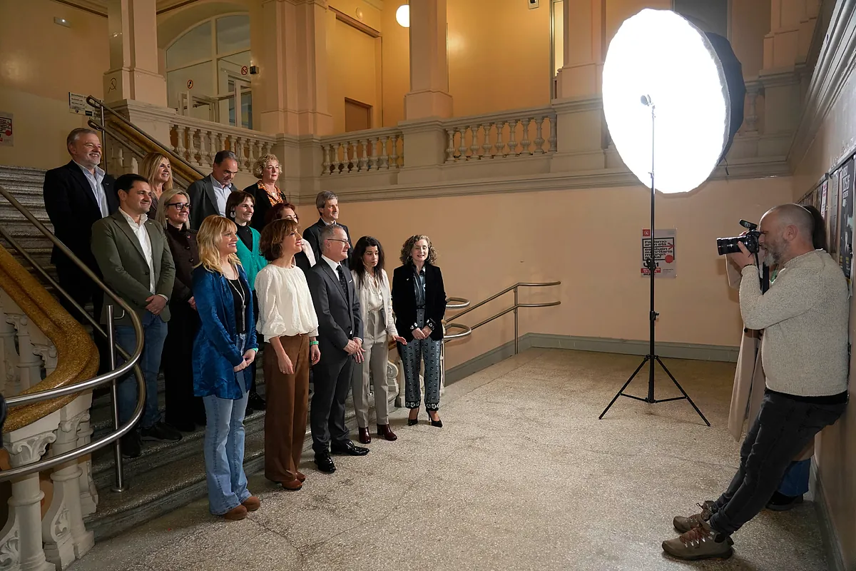 Sindicatos 'abertzales' aliados del rector Bengoetxea llaman a protestar contra Vox mientras la Policía intenta rebajar la tensión