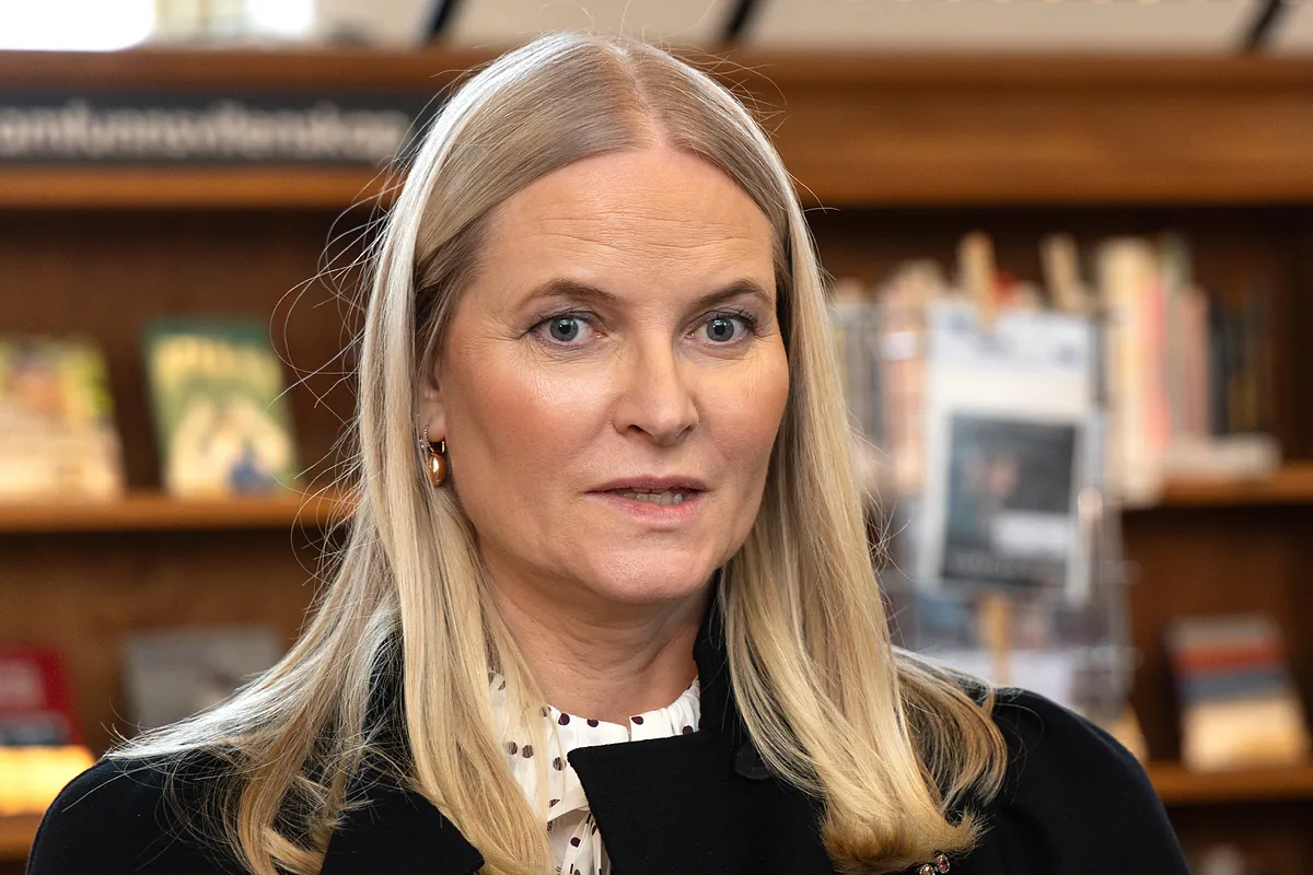 Las preocupantes imágenes de Mette-Marit de paseo con una máquina oxígeno y con una terapeuta de parejas