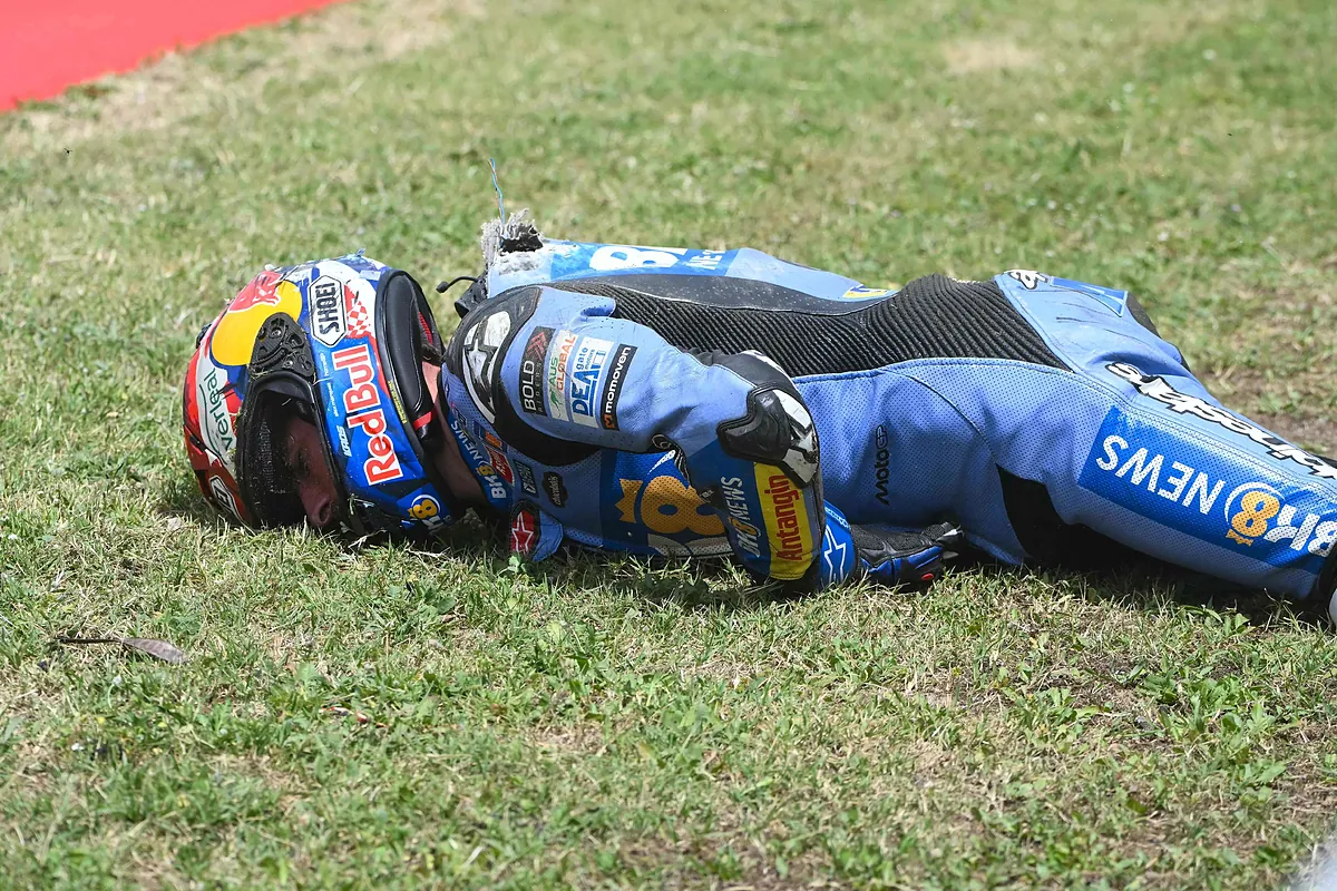 Álex Márquez, con fractura de clavícula y de una vértebra, tras un espeluznante accidente sufrido en el GP de Cataluña