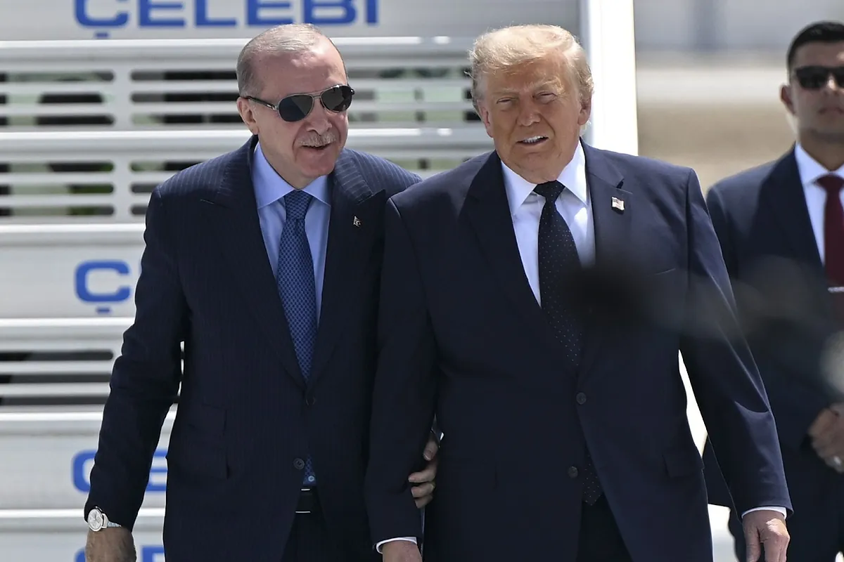 Trump vuelve a amenazar a Groenlandia en la cumbre de la OTAN: "Debería estar controlada por EEUU"