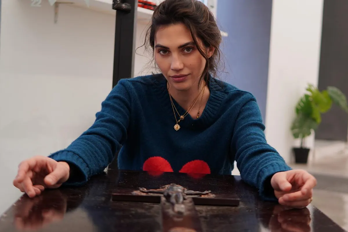 La artista que se va a encerrar durante 15 días sin móvil y sin ducha a la vista de todos: "Es una exposición brutal de mi vida privada"