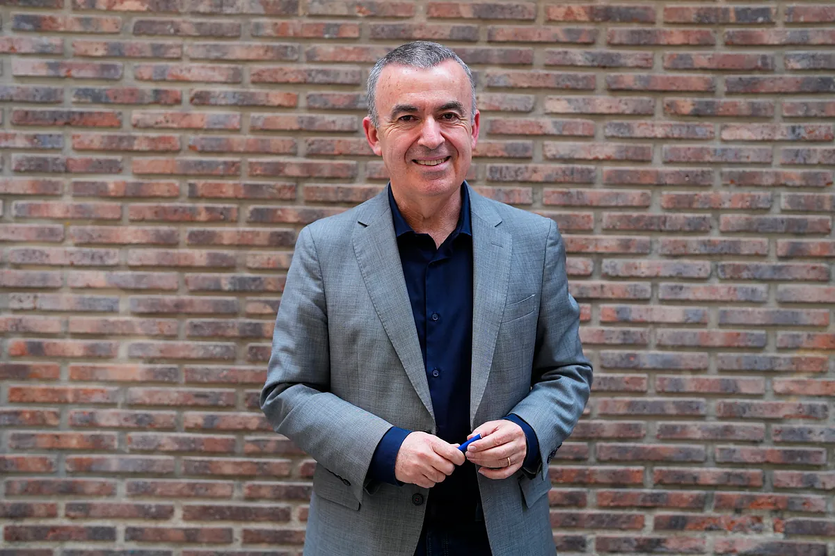 Lorenzo Silva: "Hay quien hace caja con la visión binaria de la Guerra Civil"