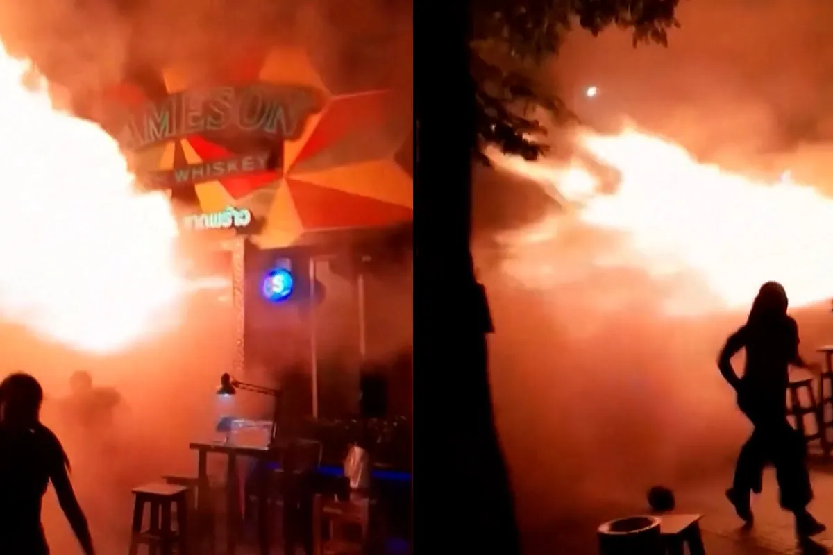 Varias personas huyen despavoridas de un incendio mortal en un local de Bangkok