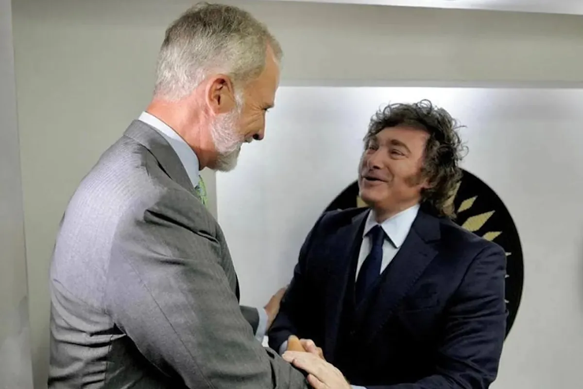 Felipe VI y Milei  protagonizan un peculiar encuentro previo a la toma de posesión de De la Espriella