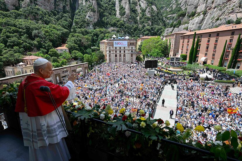 Éxito del Papa en Barcelona: no sucumbe al mensaje independentista pero  cumple la cuota de seny | España