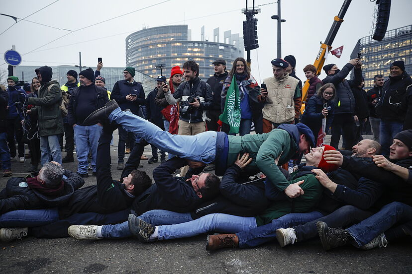 El Parlamento Europeo paraliza el acuerdo UE- Mercosur con los votos a  favor de la extrema derecha: "Una gran victoria para el campo español y para  Vox"