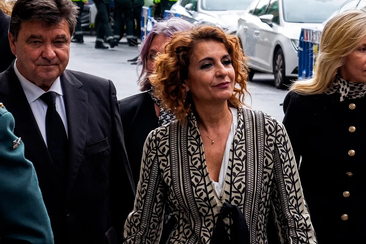 María Jesús Montero, recibida con con abucheos en la capilla ardiente de los dos guardia civiles